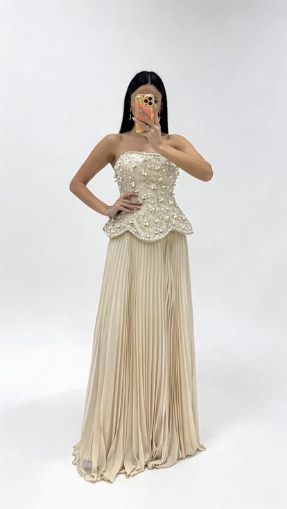 فستان سهرة بدون حمالات مزين بالخرز ومطوي من الأعلى