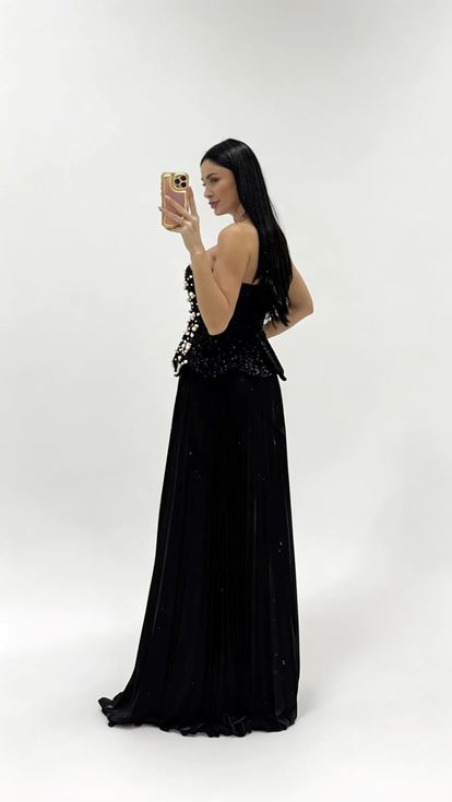 فستان سهرة أسود بدون حمالات مع ثنيات مطرزة بالخرز في الجزء العلوي