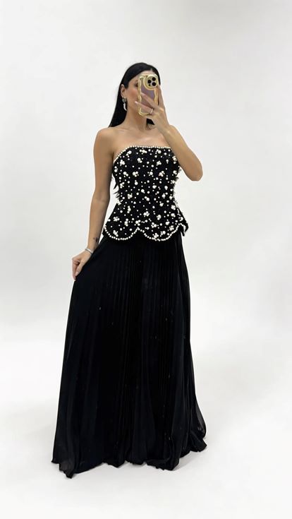 فستان سهرة أسود بدون حمالات مع ثنيات مطرزة بالخرز في الجزء العلوي