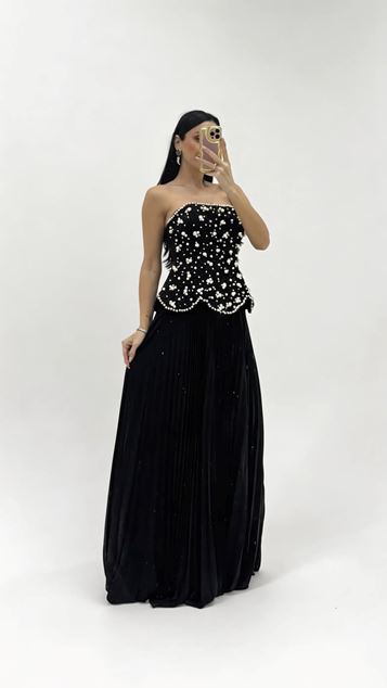 Schwarzes trägerloses Abendkleid mit perlenbesetztem Faltenoberteil