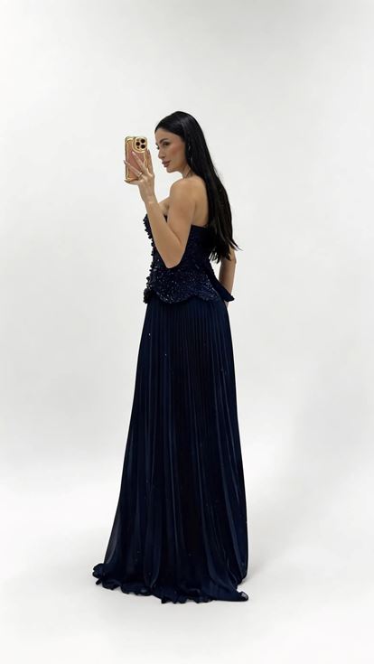 فستان سهرة أزرق داكن بدون حمالات مع بلوزة مطوية مزينة بالخرز