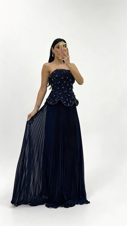 فستان سهرة أزرق داكن بدون حمالات مع بلوزة مطوية مزينة بالخرز