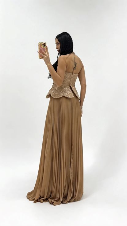 فستان سهرة ذهبي بدون حمالات مع ثنيات مطرزة بالخرز في الجزء العلوي