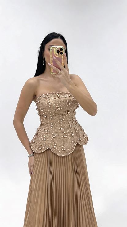 فستان سهرة ذهبي بدون حمالات مع ثنيات مطرزة بالخرز في الجزء العلوي