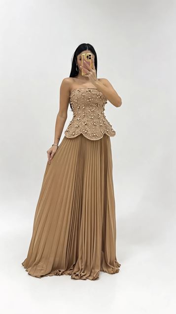 Goldenes trägerloses Abendkleid mit perlenbesetztem Faltenoberteil
