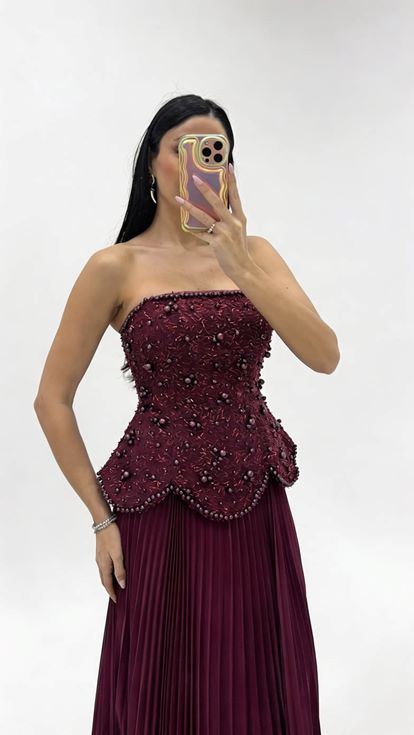 فستان سهرة بورغندي بدون حمالات مع ثنيات مطرزة بالخرز في الجزء العلوي