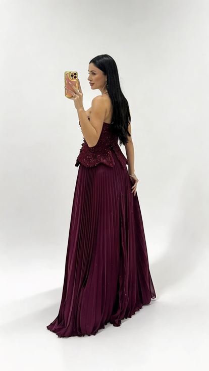 فستان سهرة بورغندي بدون حمالات مع ثنيات مطرزة بالخرز في الجزء العلوي