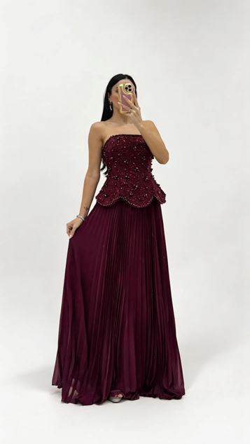 Burgunderfarbenes trägerloses Abendkleid mit perlenbesetztem Faltenoberteil
