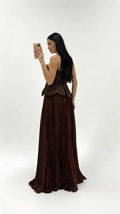 فستان سهرة بني اللون بدون حمالات مطوي مع جزء علوي مطرز بالخرز