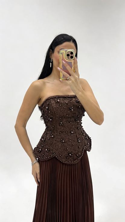 فستان سهرة بني اللون بدون حمالات مطوي مع جزء علوي مطرز بالخرز