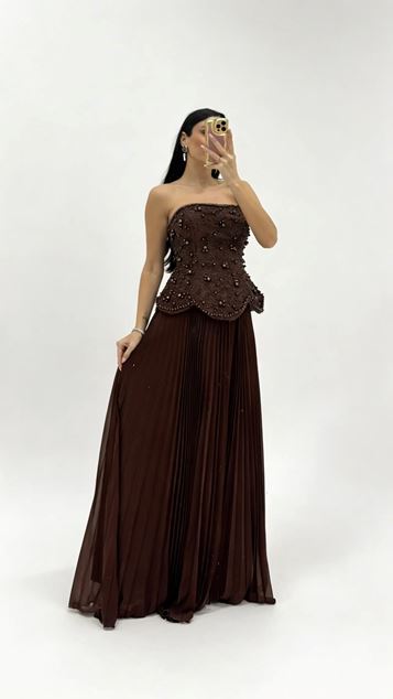 Braunes trägerloses Abendkleid mit perlenbesetztem Faltenoberteil
