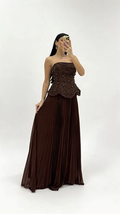 فستان سهرة بني اللون بدون حمالات مطوي مع جزء علوي مطرز بالخرز