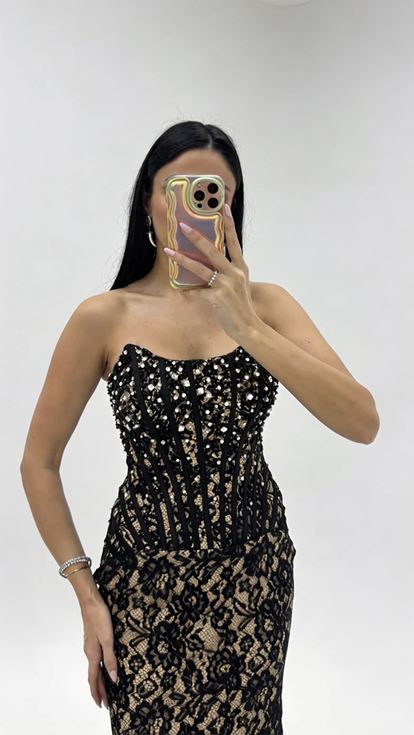 فستان سهرة أسود من الدانتيل المطرز بتفاصيل الكورسيه