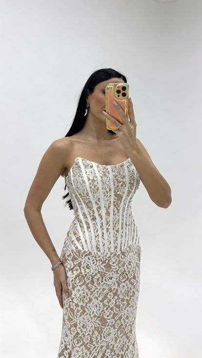 فستان سهرة من الدانتيل المطرز بتفاصيل الكورسيه العظمي