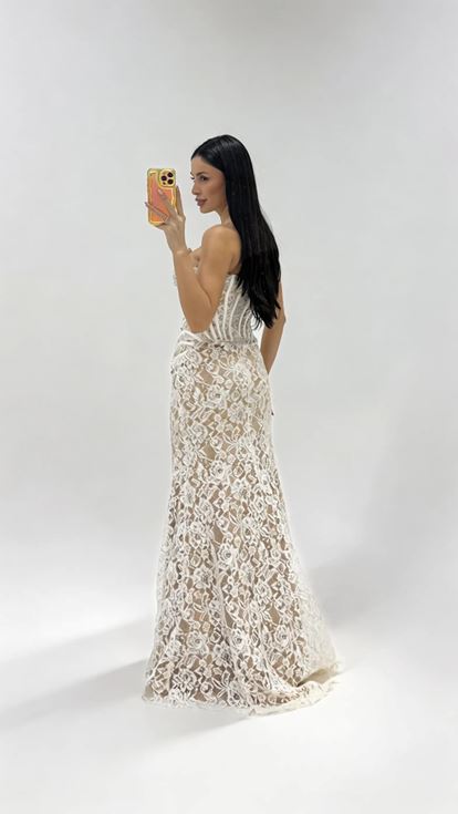 فستان سهرة من الدانتيل المطرز بتفاصيل الكورسيه العظمي