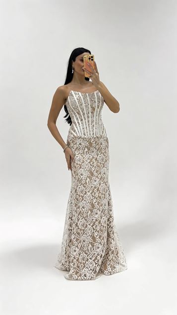 Abendkleid mit Korsettdetails aus Knochen und Perlenspitze