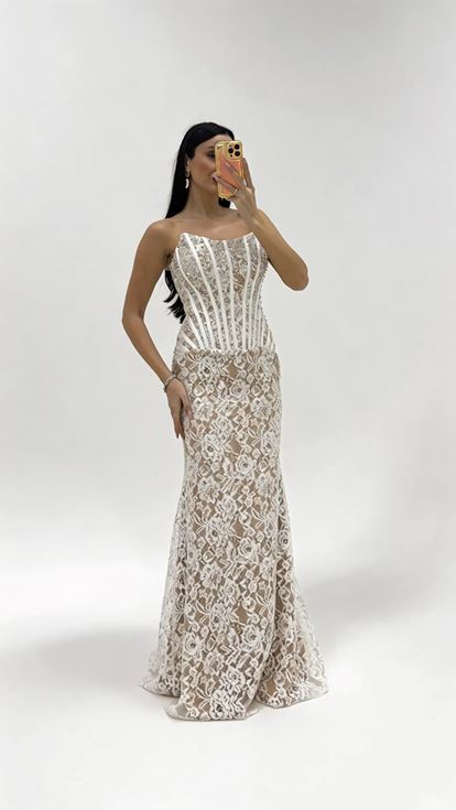 فستان سهرة من الدانتيل المطرز بتفاصيل الكورسيه العظمي