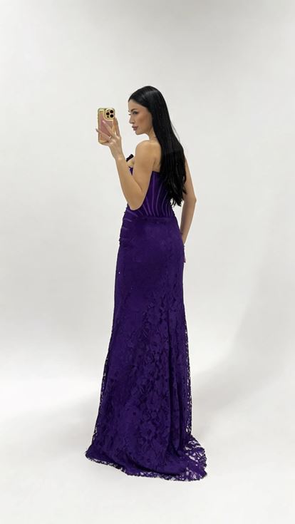 فستان سهرة من الدانتيل المطرز بتفاصيل الكورسيه الأرجواني