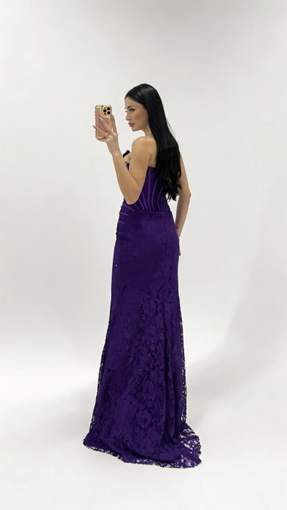 فستان سهرة من الدانتيل المطرز بتفاصيل الكورسيه الأرجواني