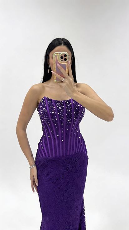 فستان سهرة من الدانتيل المطرز بتفاصيل الكورسيه الأرجواني