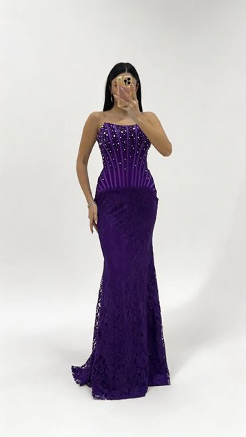 Lila Abendkleid mit KorsettDetails und Perlenstickerei