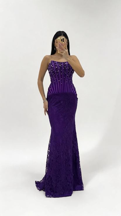 فستان سهرة من الدانتيل المطرز بتفاصيل الكورسيه الأرجواني