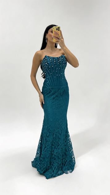 Abendkleid in Petrol mit KorsettDetails und Perlenstickerei