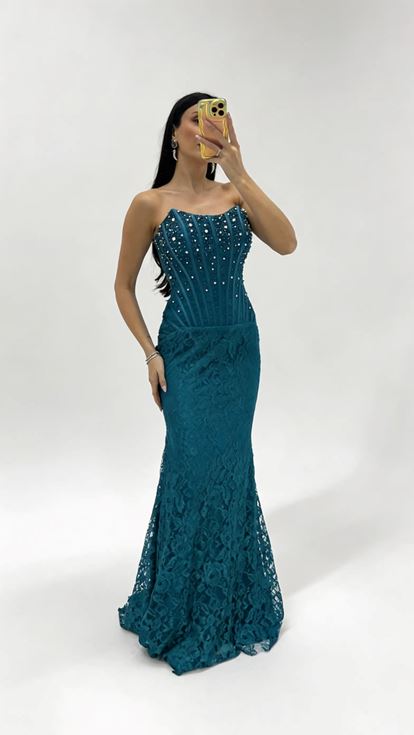 فستان سهرة من الدانتيل المطرز بتفاصيل الكورسيه البترولي