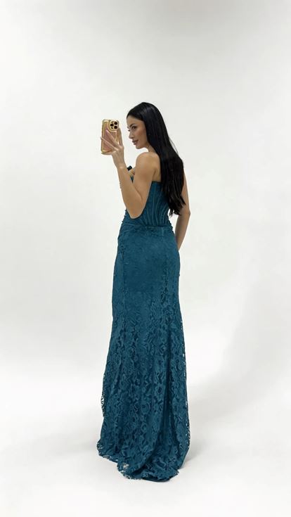 فستان سهرة من الدانتيل المطرز بتفاصيل الكورسيه البترولي