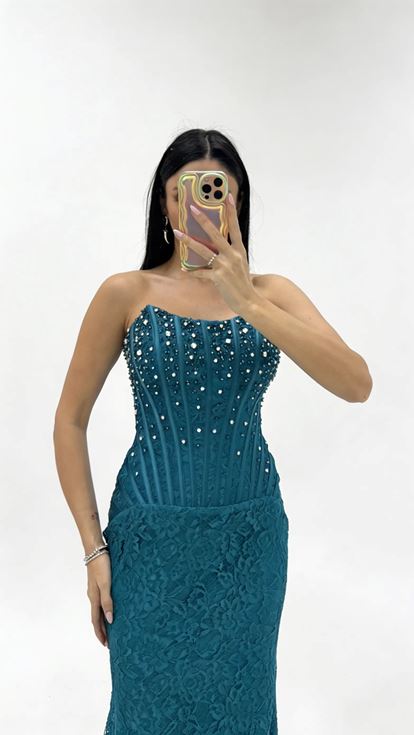 فستان سهرة من الدانتيل المطرز بتفاصيل الكورسيه البترولي