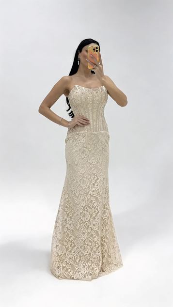Beigefarbenes Abendkleid mit Korsettdetails und Perlenstickerei