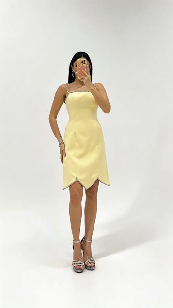 Abendkleid in Buttergelb mit Steinstreifen