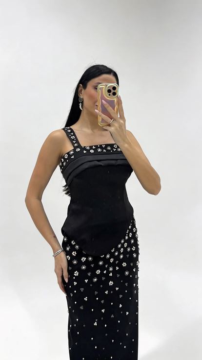 Schwarzes  trägerloses Abendkleid mit Strassverzierungen