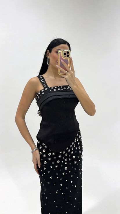 Schwarzes  trägerloses Abendkleid mit Strassverzierungen