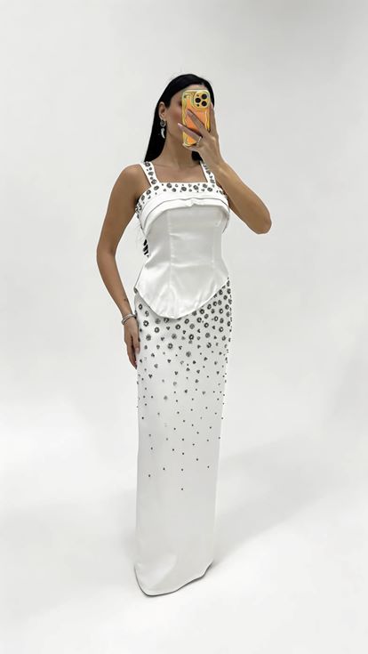 Abendkleid mit Trägern  verziert mit Strasssteinen in Beige