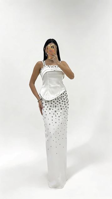 Abendkleid mit Trägern verziert mit Strasssteinen in Beige