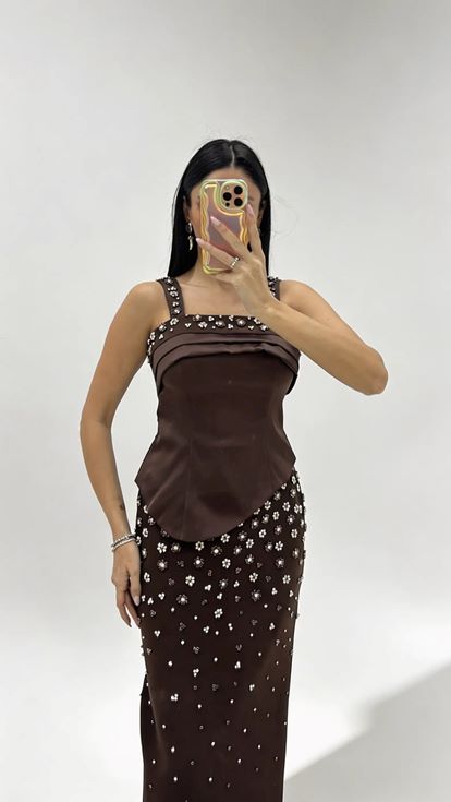 Braunes  mit Steinen verziertes  trägerloses Abendkleid