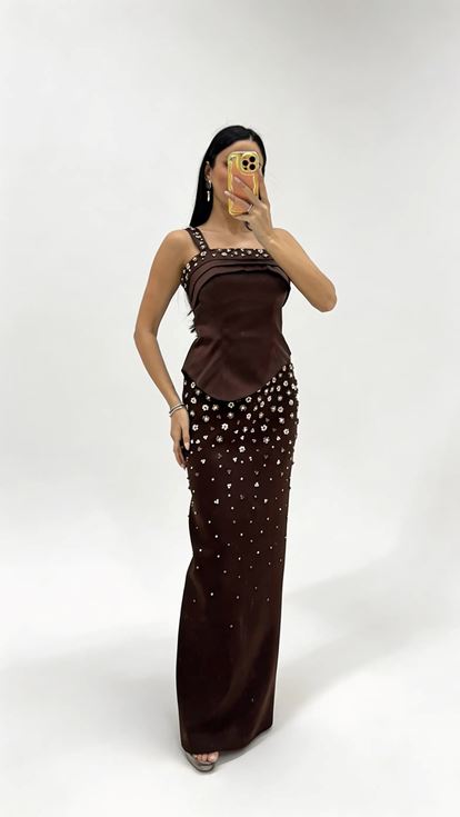 Braunes  mit Steinen verziertes  trägerloses Abendkleid