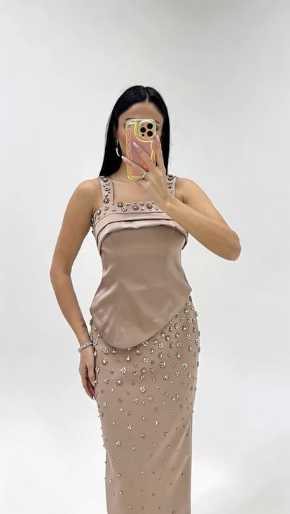 فستان سهرة مزين بالأحجار بأشرطة