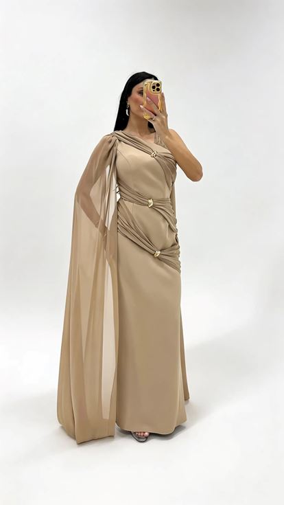 Abendkleid aus Nerz im hellenistischen Stil mit Drapierung und Schnallen