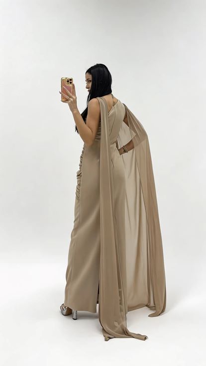 Abendkleid aus Nerz im hellenistischen Stil mit Drapierung und Schnallen