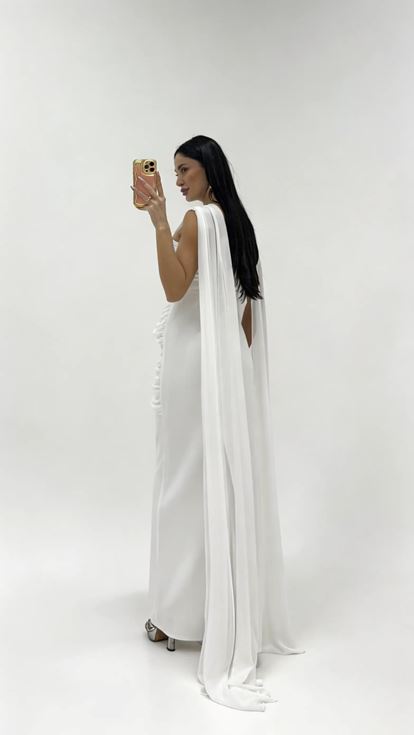 Abendkleid im hellenistischen Stil mit Drapierung und Schnallen