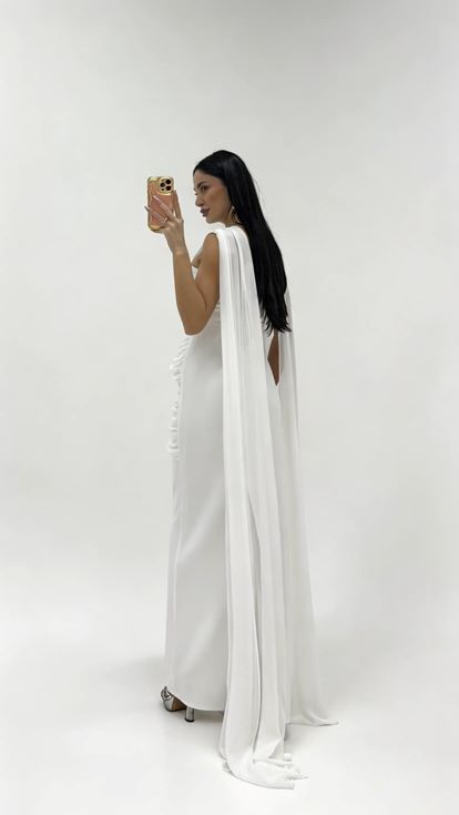 Abendkleid im hellenistischen Stil mit Drapierung und Schnallen