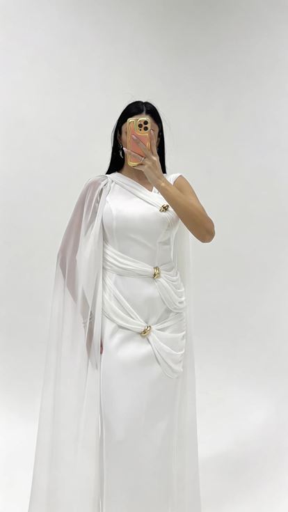 Abendkleid im hellenistischen Stil mit Drapierung und Schnallen