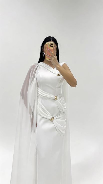 Abendkleid im hellenistischen Stil mit Drapierung und Schnallen