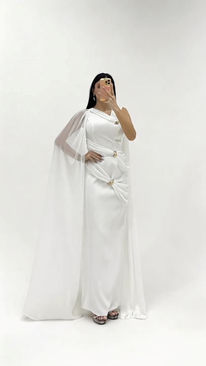 Abendkleid im hellenistischen Stil mit Drapierung und Schnallen