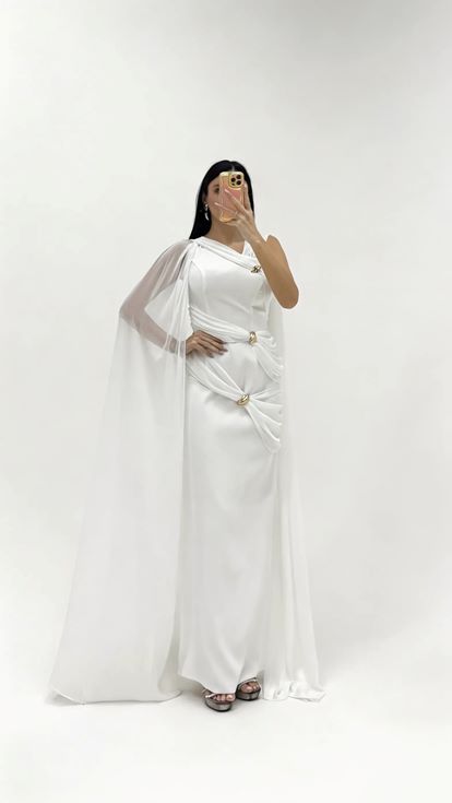 Abendkleid im hellenistischen Stil mit Drapierung und Schnallen