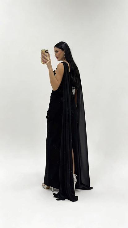 Schwarzes hellenistisches Abendkleid mit Drapierung und Schnallen