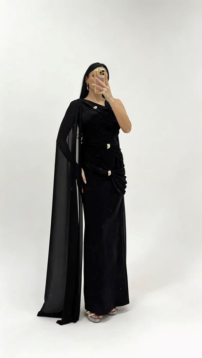 Schwarzes hellenistisches Abendkleid mit Drapierung und Schnallen