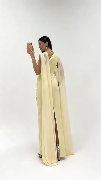 Buttergelbes hellenistisches Abendkleid mit Drapierung und Schnallen